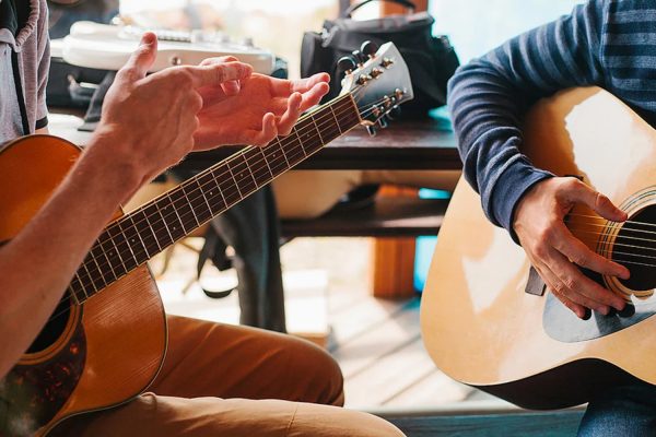Cours de guitare à domicile et en entreprise.